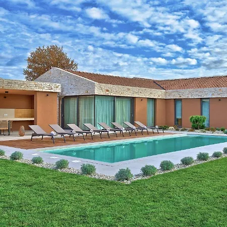 Enticing Holiday In With Jacuzzi Tatil Evi Brtonigla
